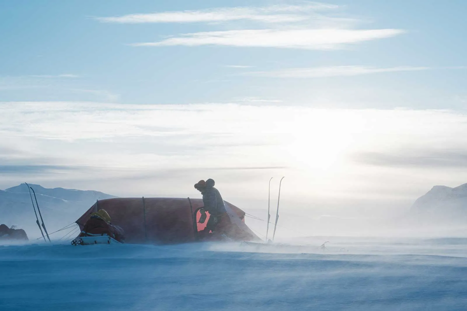 Teltta ja hiihtäjä lumimyrskyssä Pohjois-Norjan tunturissa