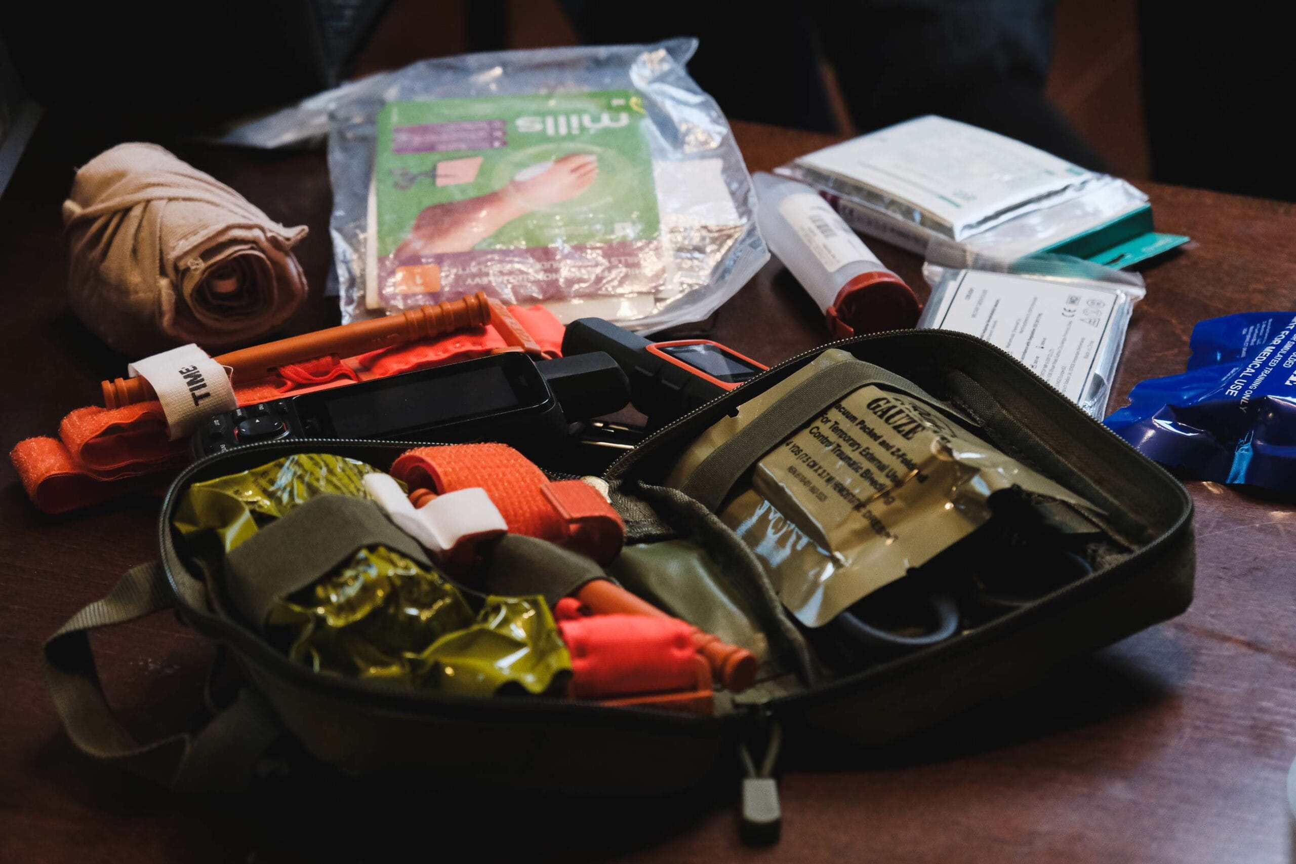 Arktinen Taivan -retkikunnan ensiapuvälineita